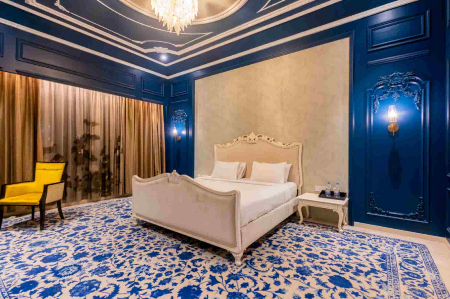 Seven Eleven Club Hotel Room